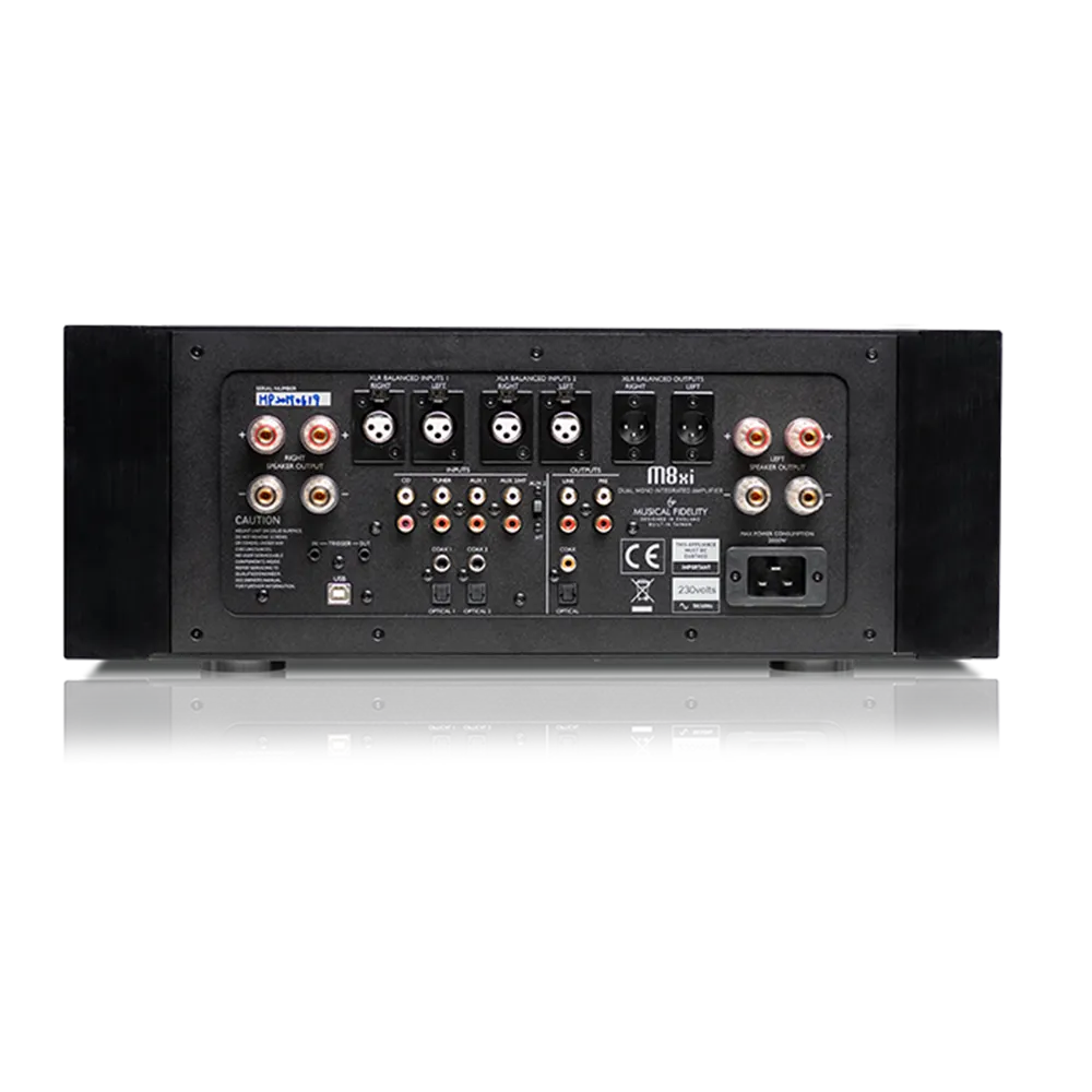 Zadnja stran M8xi ojačevalnika z digitalnimi in analognimi vhodi (USB, XLR, RCA) Zadnja stran M8xi ojačevalnika z digitalnimi in analognimi vhodi (USB, XLR, RCA)